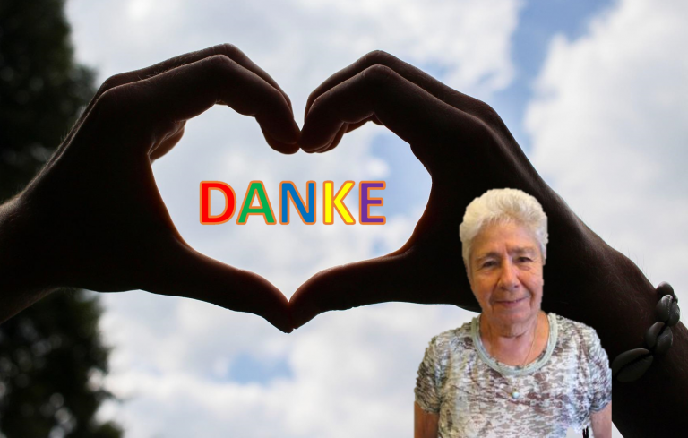 Ein Foto von Frau Mönch vor zwei Händen die ein Herz formen