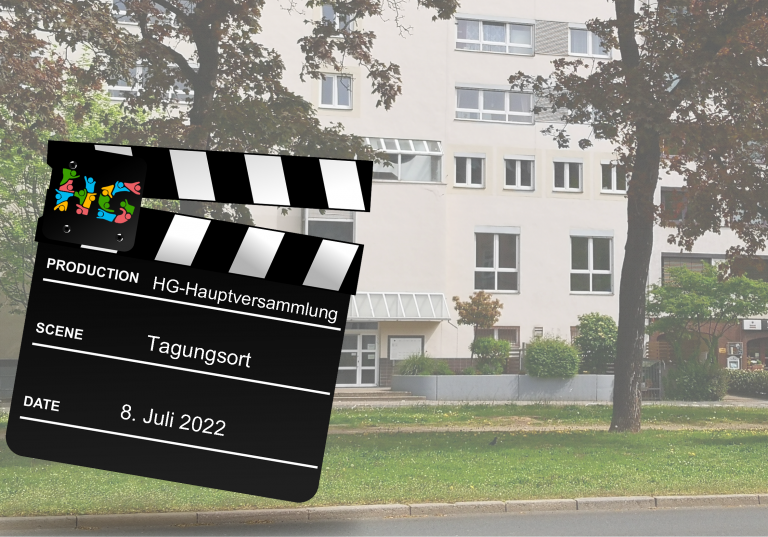 Film-Klappe mit Veranstaltungshinweisen vor Tagungsstätte