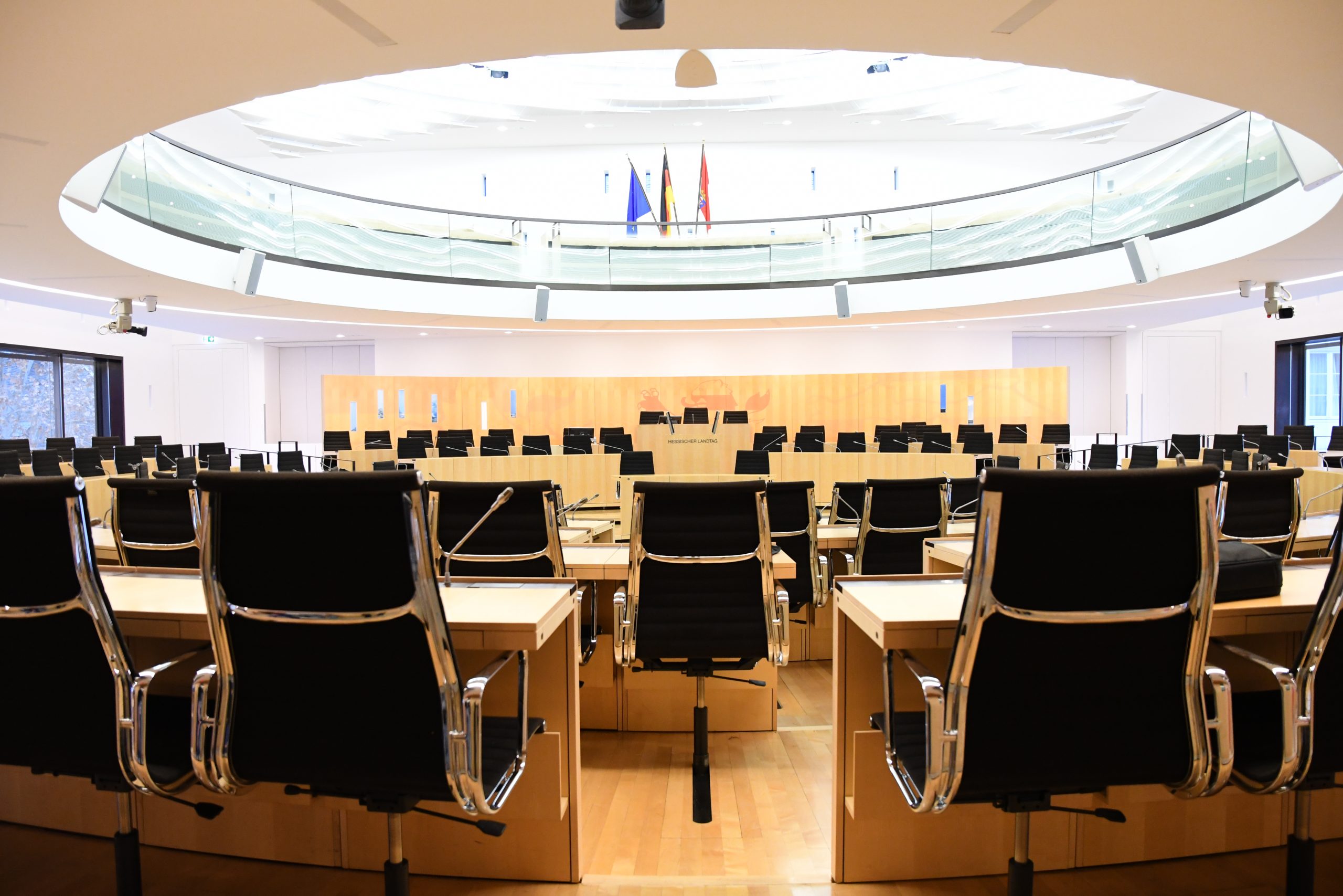 Blick von hinten in den Plenarsaal des hessischen Landtags
